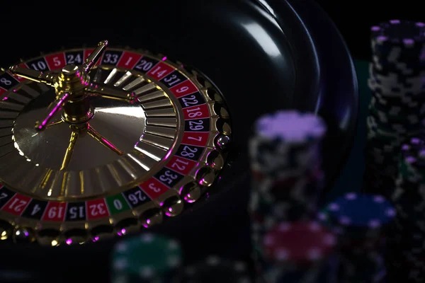 Red Tiger live blackjack table on kingdomtoto group mobile showing dealer, cards, and betting interface